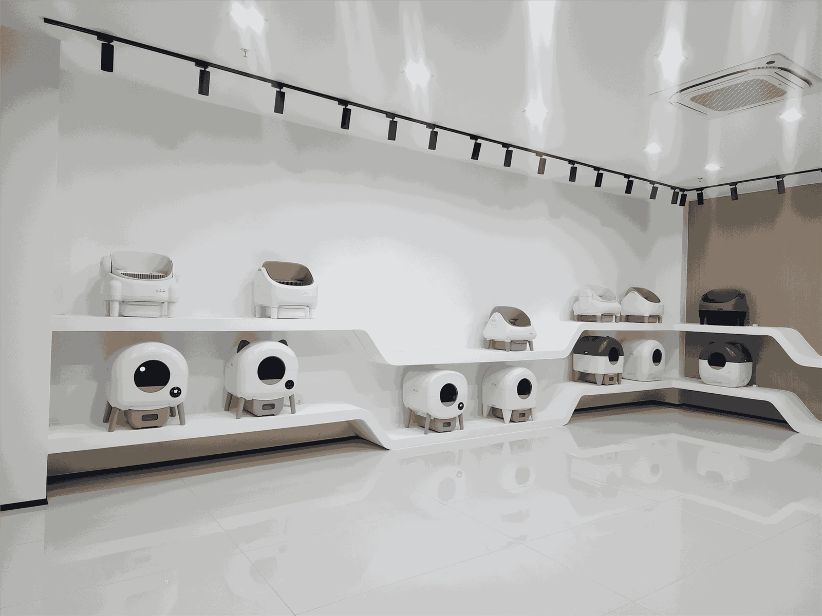 Smart cat litter box showroom Smart cat litter box showroom